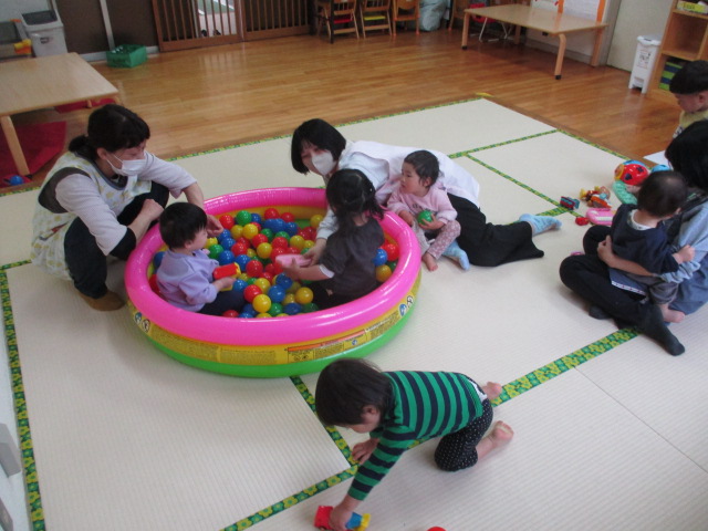ねこりす組のボールプール遊び