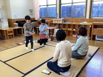 お母さんにお茶をお運びしています。