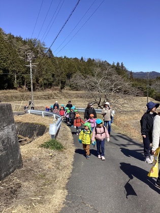歩いている画像