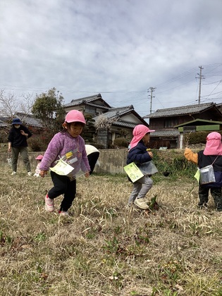 休耕田で遊んでいる画像