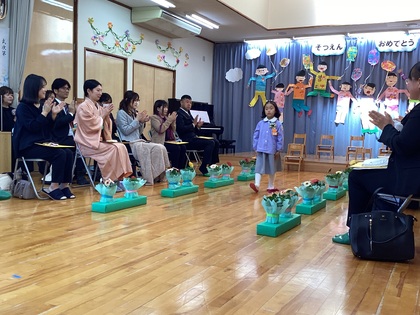 拍手の中退場している