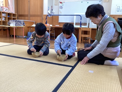 心を込めてお茶を点てています。