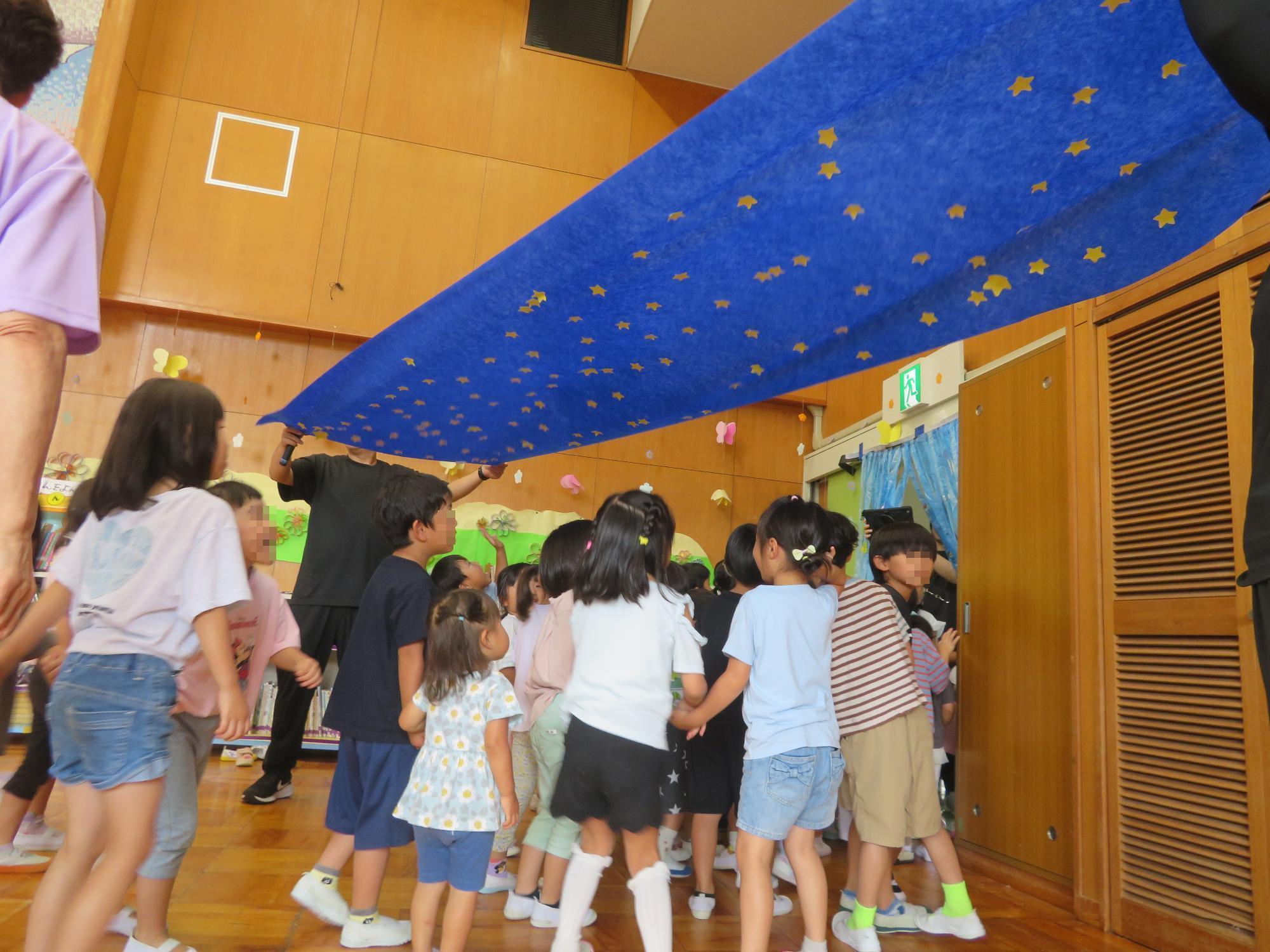 最後は自分たちで星を貼った天の川をくぐって退場です。