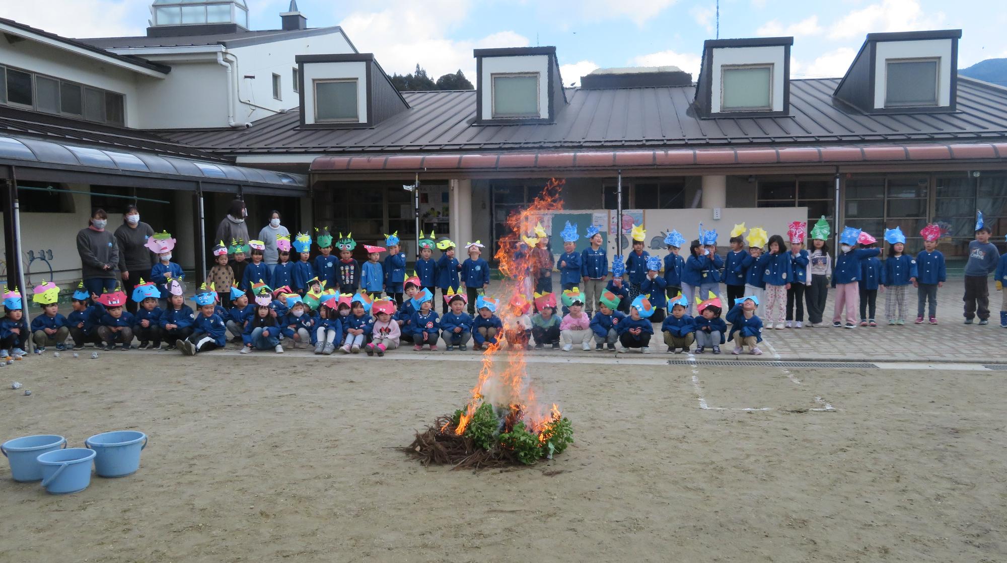 鬼が帰った後は、もう来ない様に鬼の嫌いな馬酔木を燃やしました。