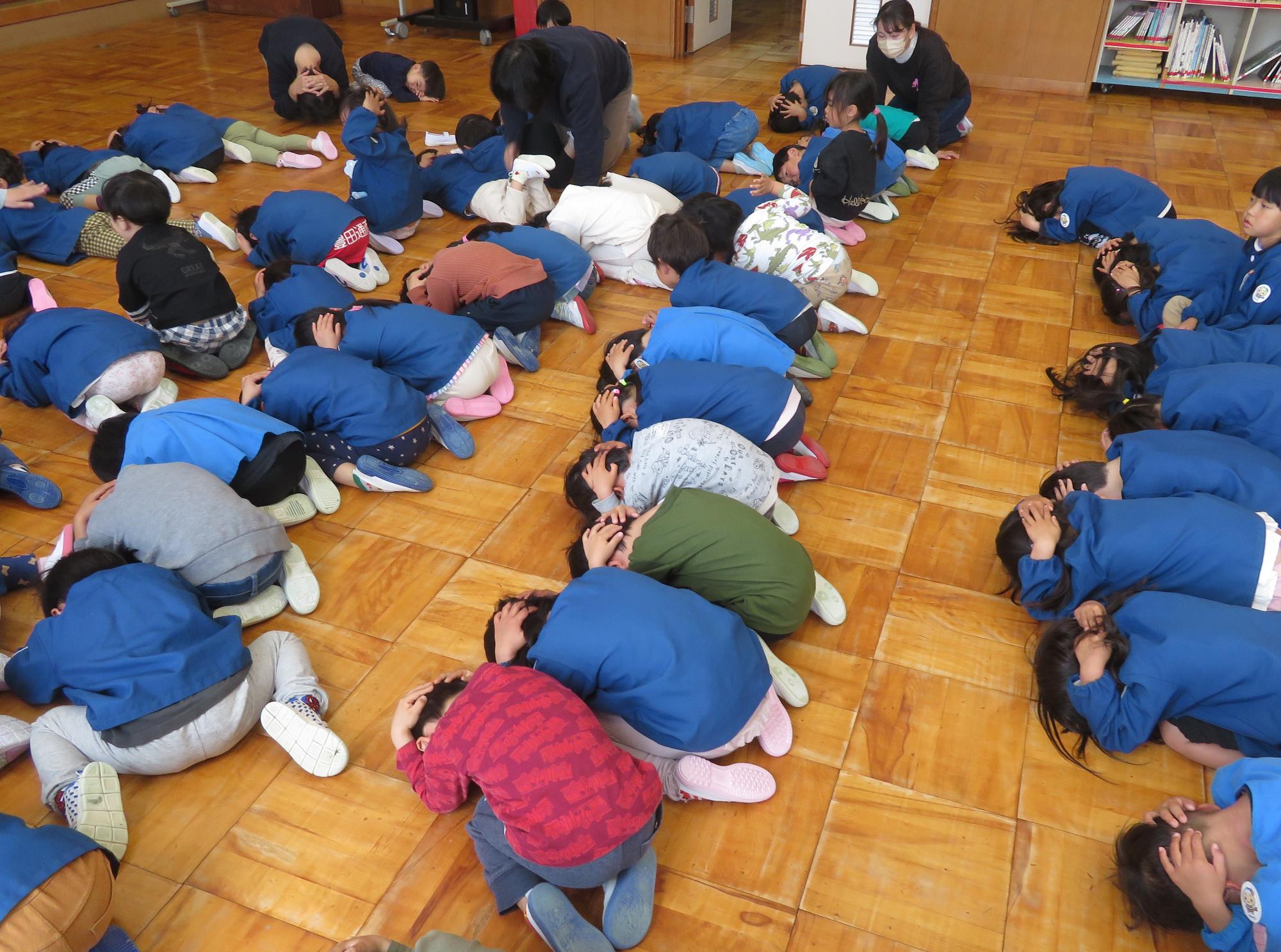 大事な頭を手で守ります