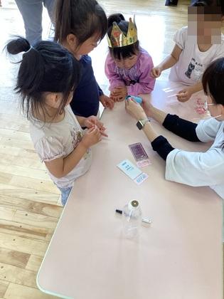 手品　ペンがペットボトルに