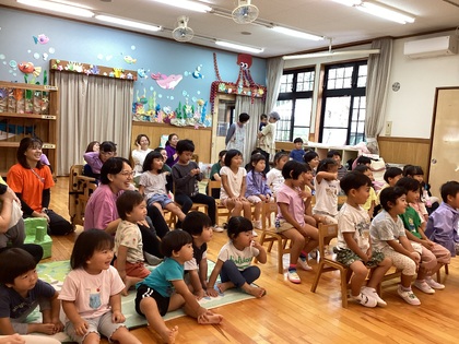 パネルシアターを楽しむ子ども達