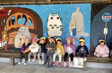 トトロの前でポーズ