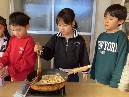 お豆を煎るよ。