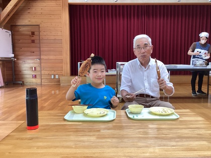 五平餅を食べる2