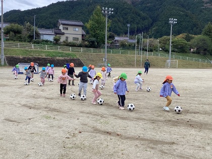 サッカーボールでだるまさんがころんだ