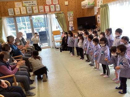 デイサービスセンターで歌を披露