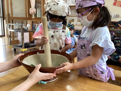 よもぎすり潰し