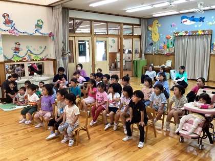 見入っている子どもたちの画像