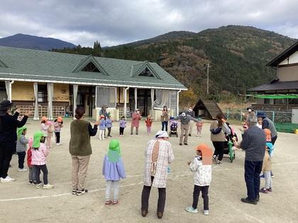 みんなでリズムをしている。