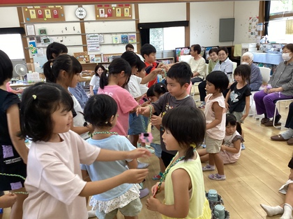 学童のお兄さんお姉さんからのメダルのプレゼント