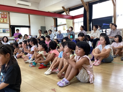 演奏を聴いているところ