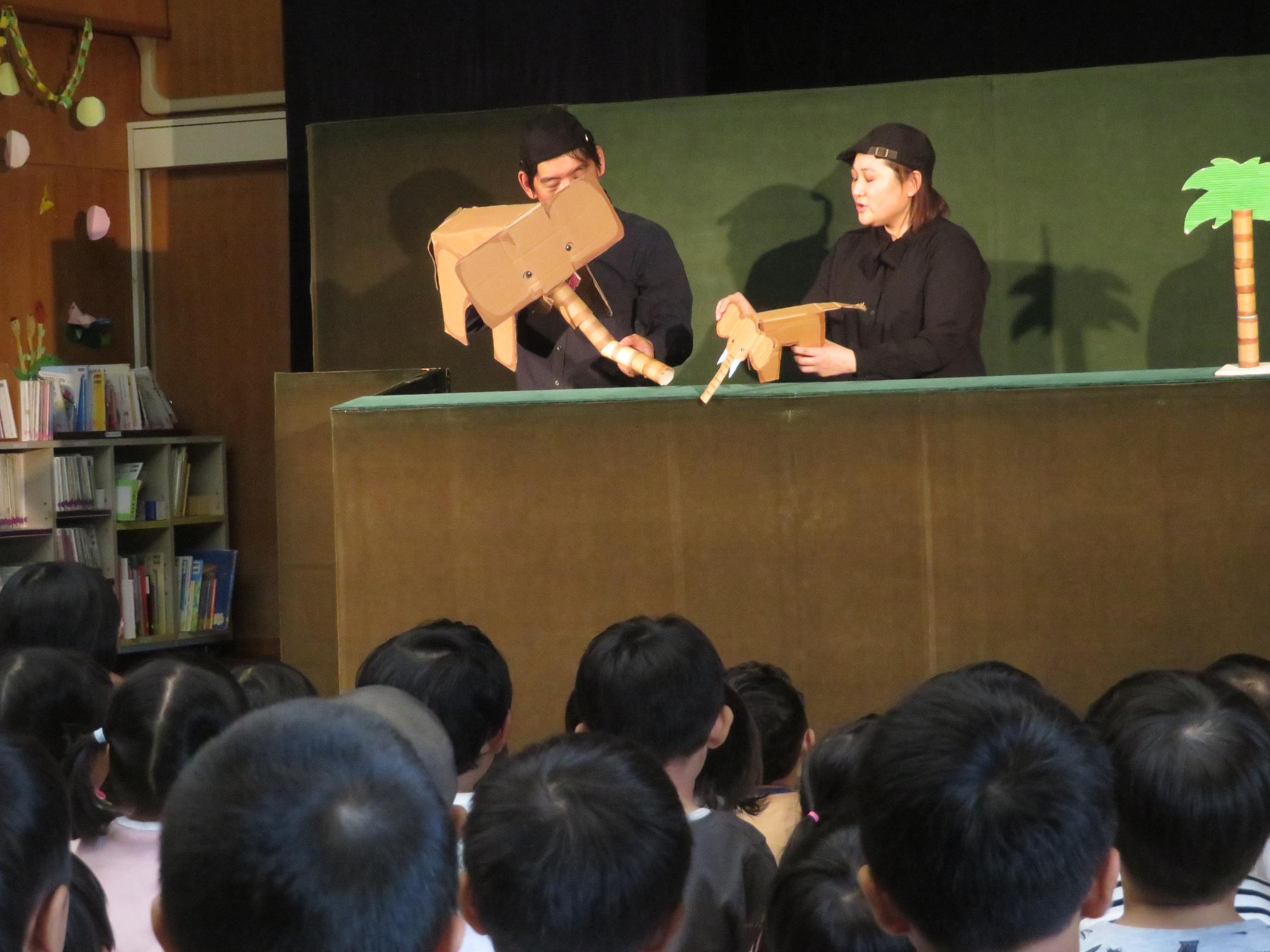 次は、ダンボールを使って人形を作ってのお話「だだんだだんぼーる」でした。