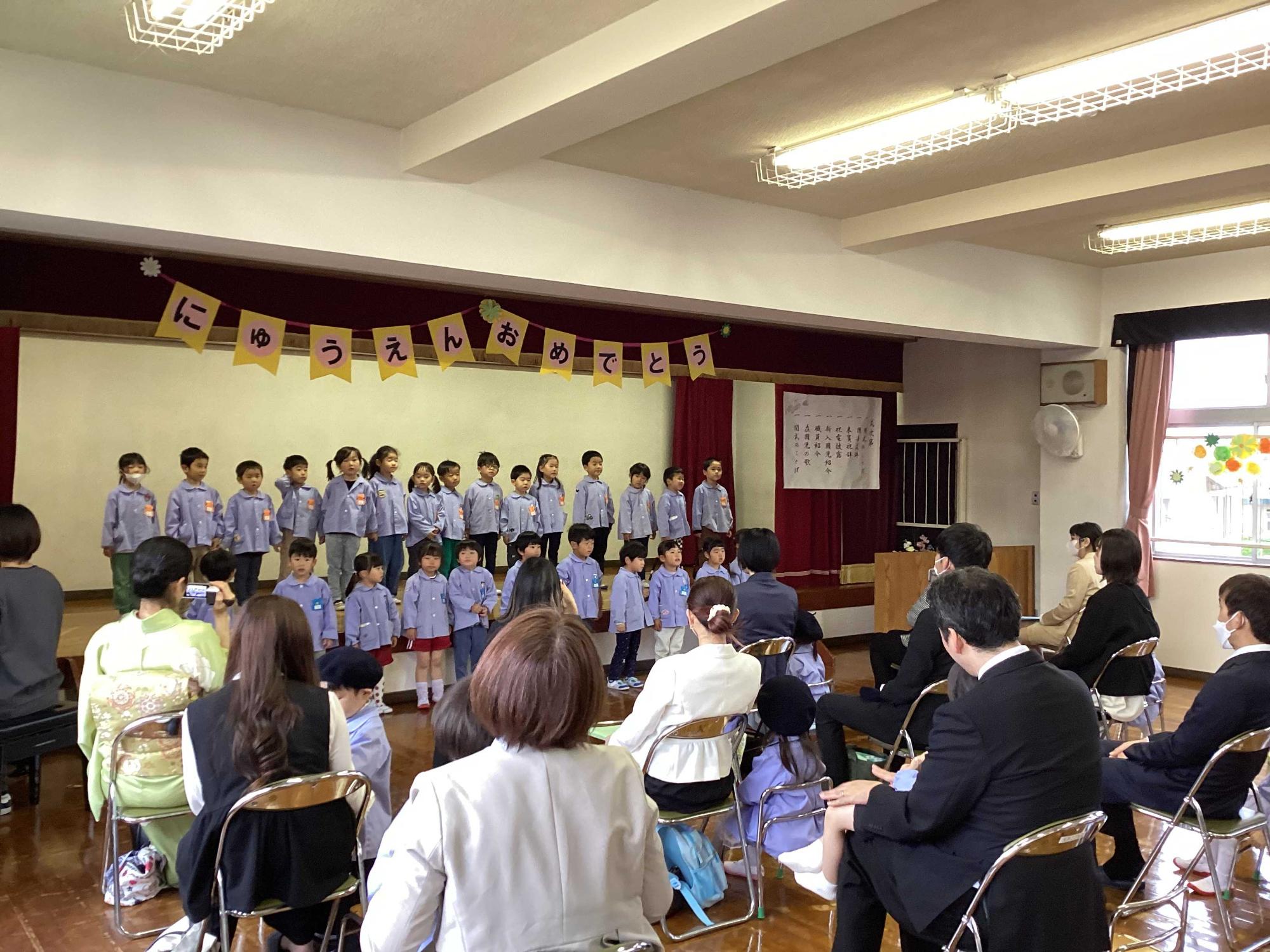 財園児からお祝いの歌