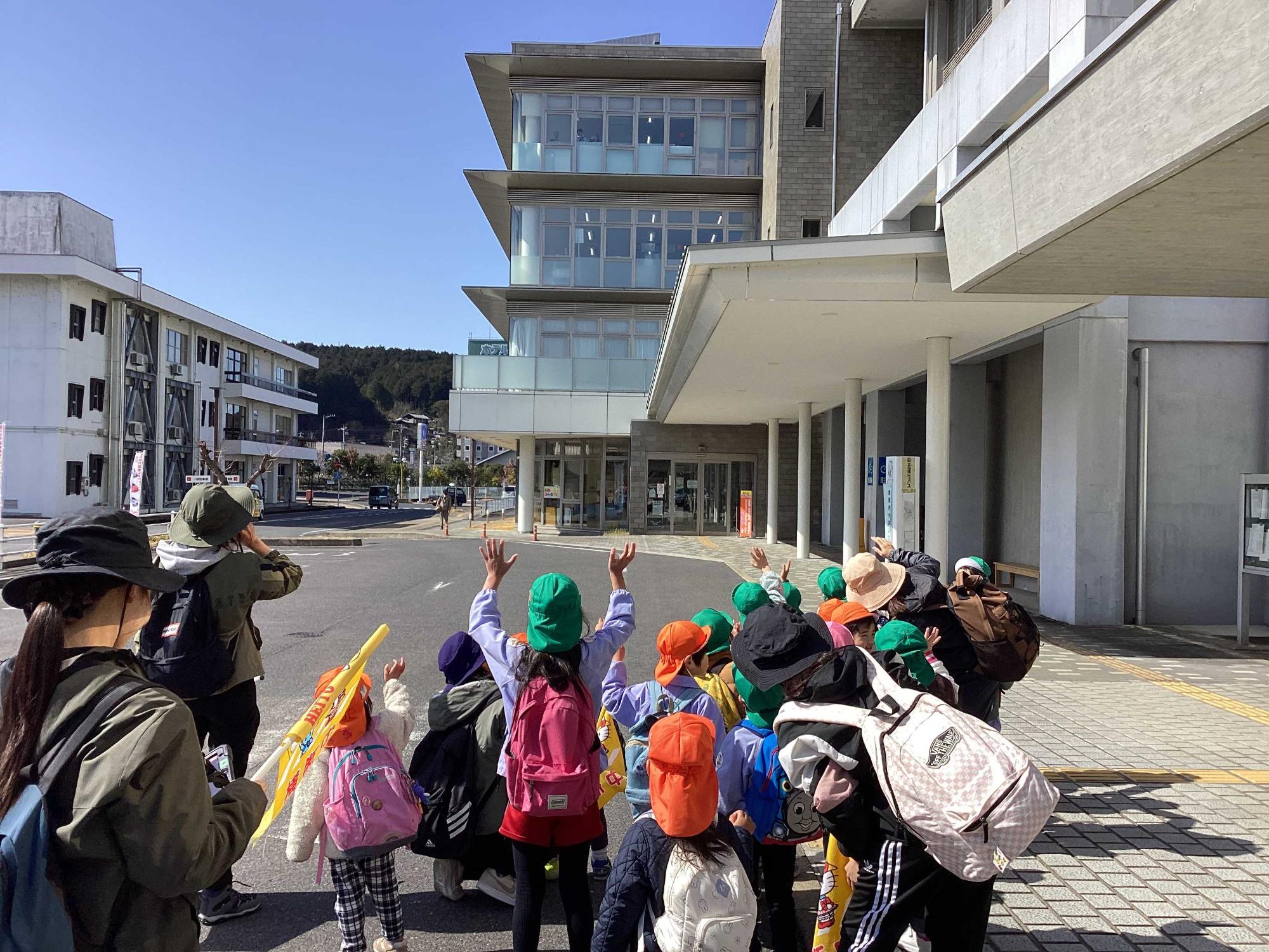 手を振る子供達