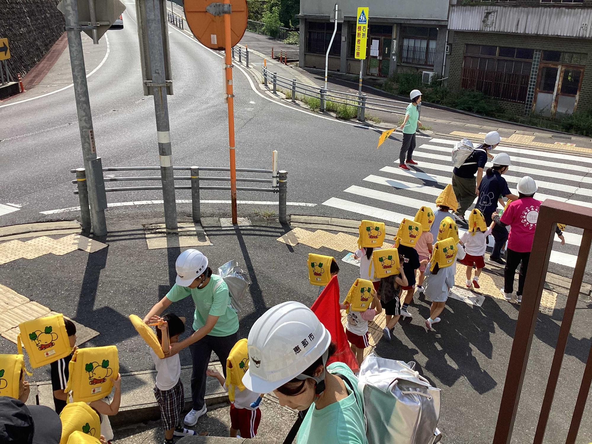 横断歩道を渡る
