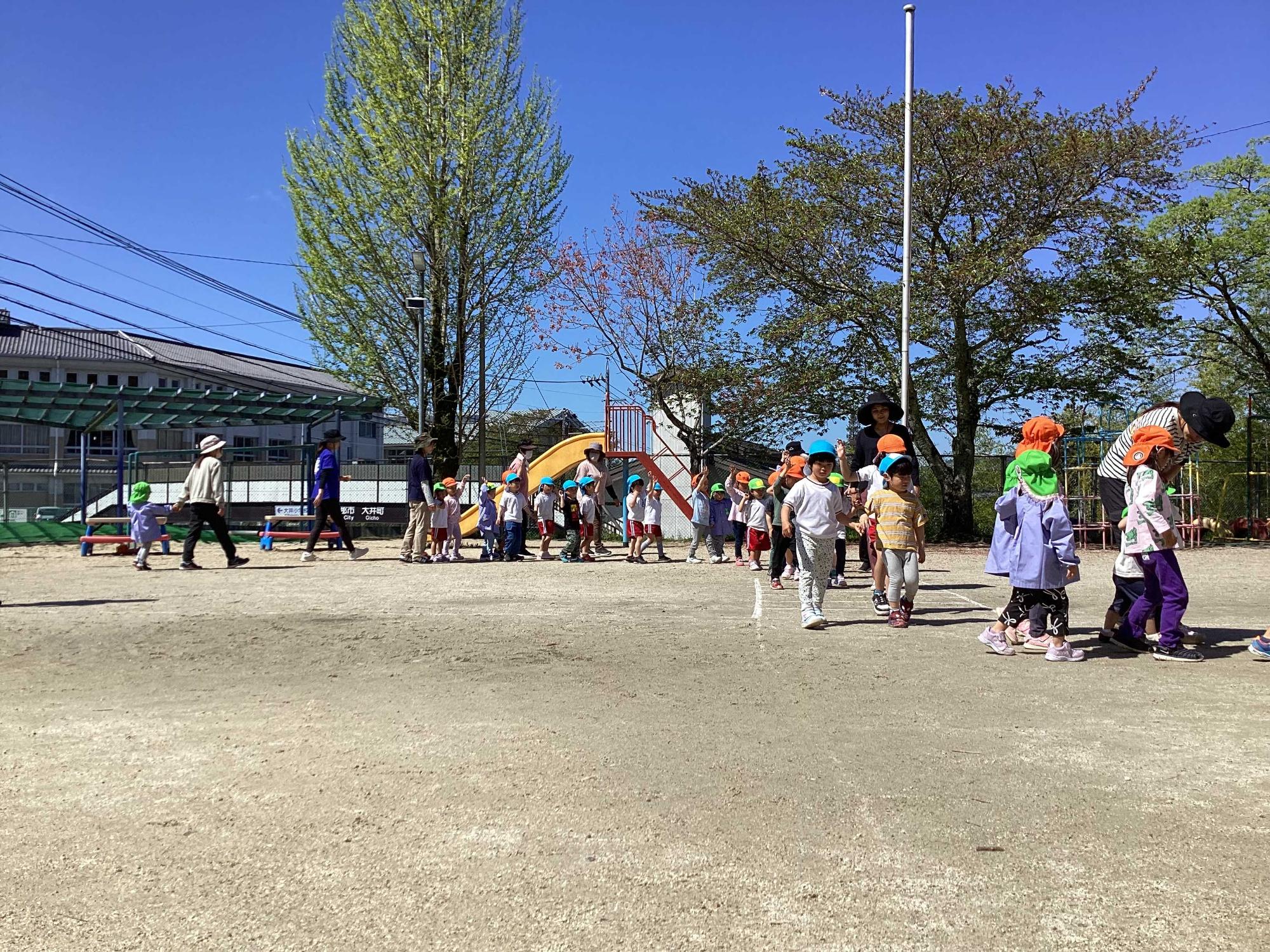 園庭のお散歩