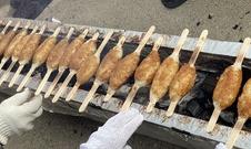 五平餅を焼いている。