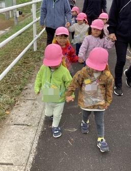 小学校まで歩いている