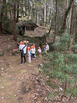 お参りをしている。