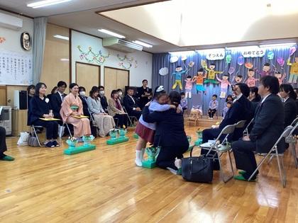 証書をお家の人に渡している