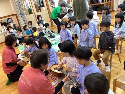 マンドリンに触れている