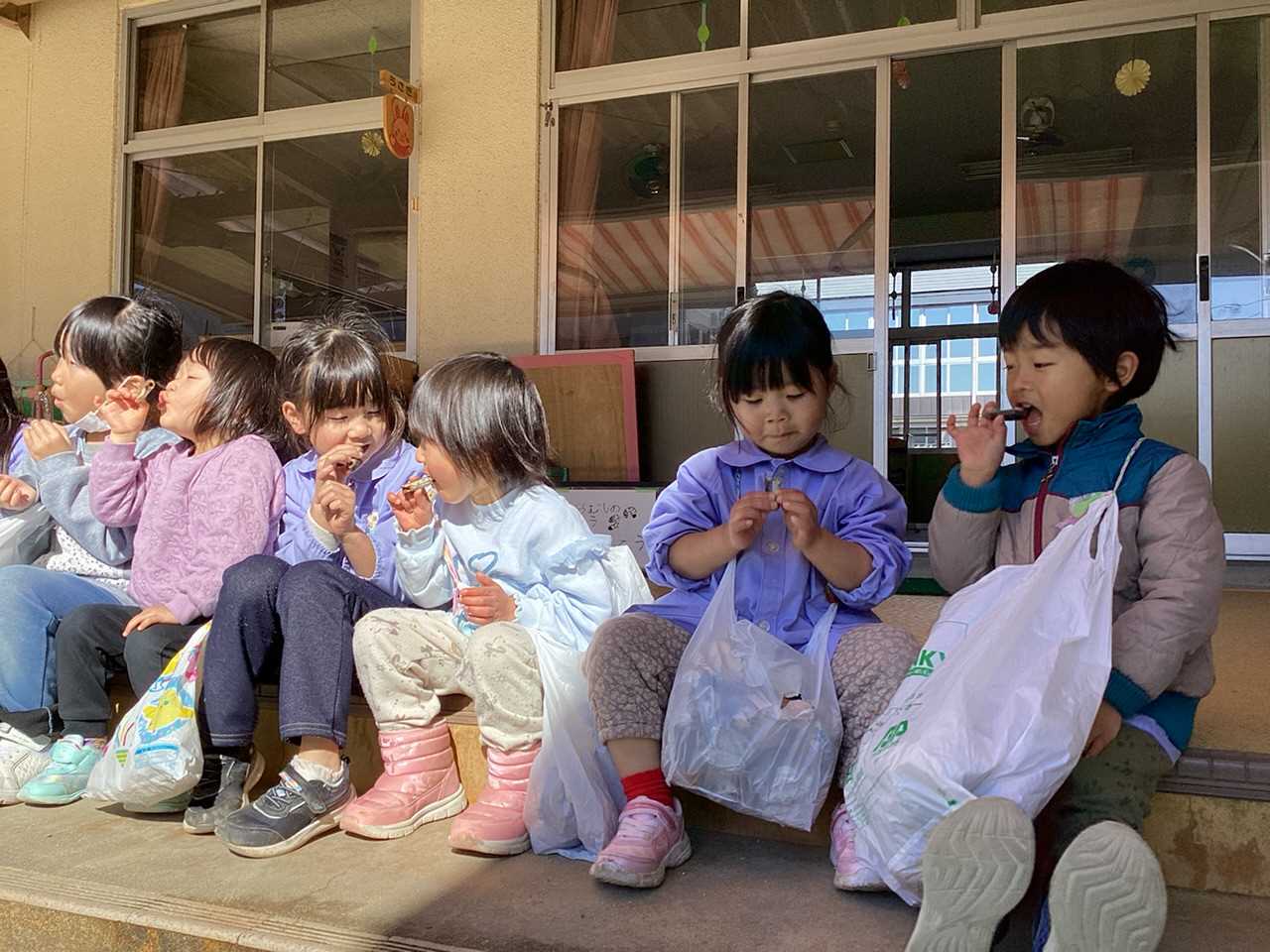 イワシを食べる