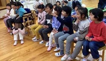 喜んで踊りを見るぞう組