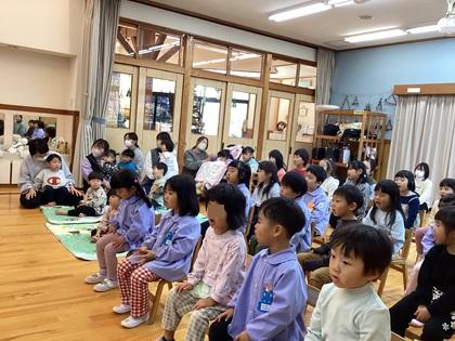 演奏に聴き入っている園児