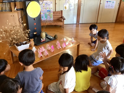 みんなで作品を眺めている画像