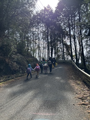 上り坂を頑張って歩くところ