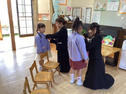 コサージュを付けてもらっている所