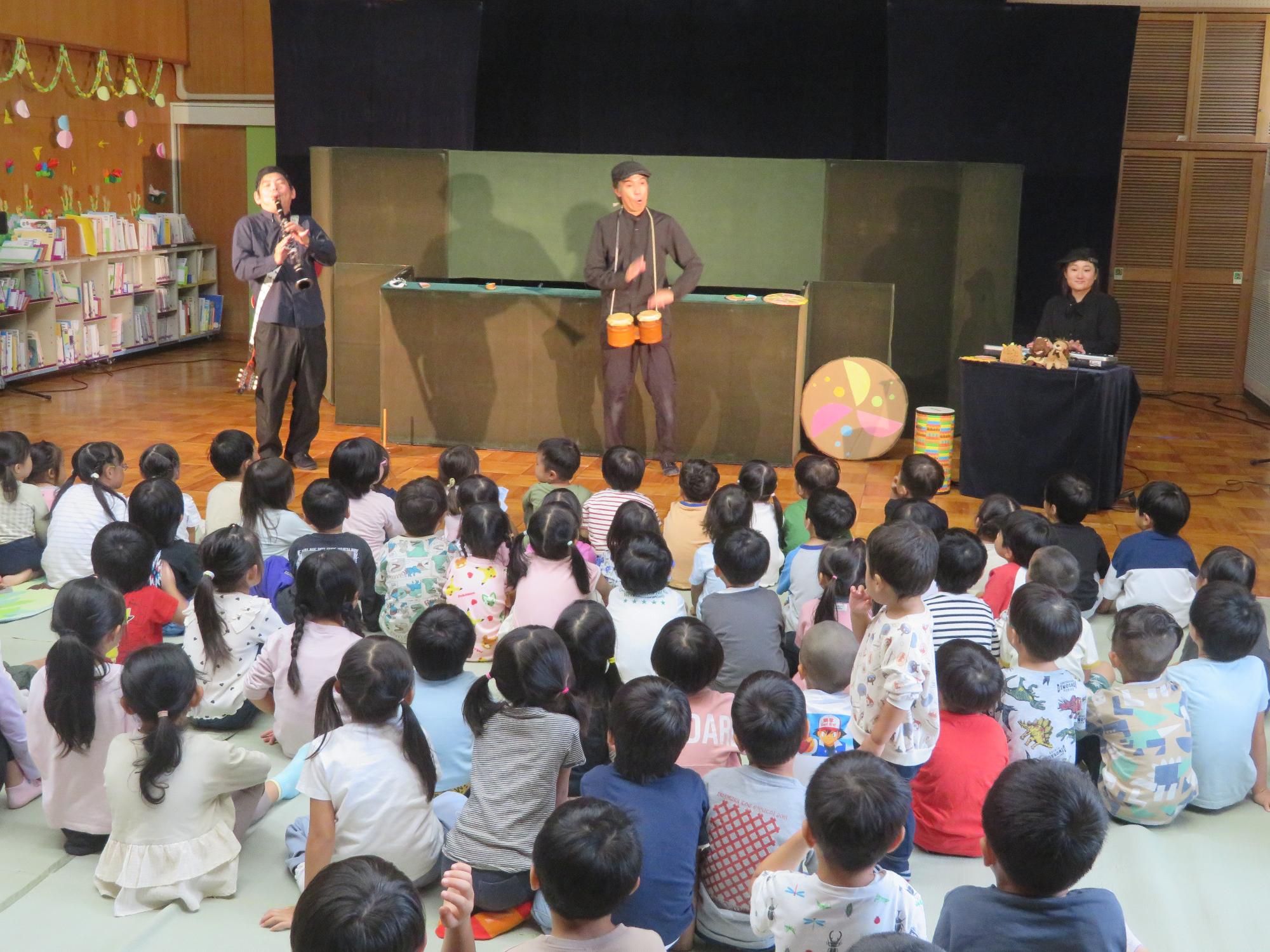 人形劇団「あっけらかん」によるはじめは楽器演奏でした。