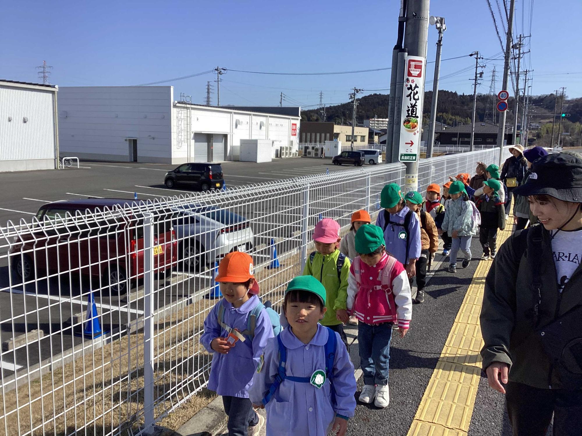 手をつないで歩く