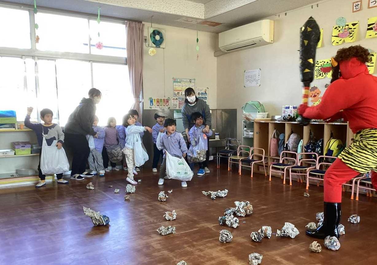 豆を投げるうさぎ組