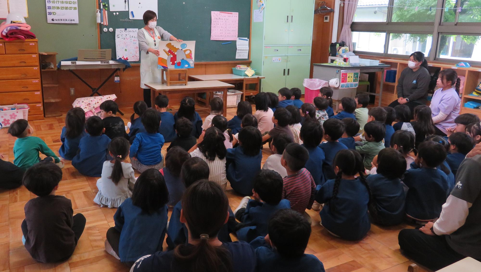 お家の人だけでお話を聞いている間子どもたちは歯磨きの紙芝居を読んでもらいました。