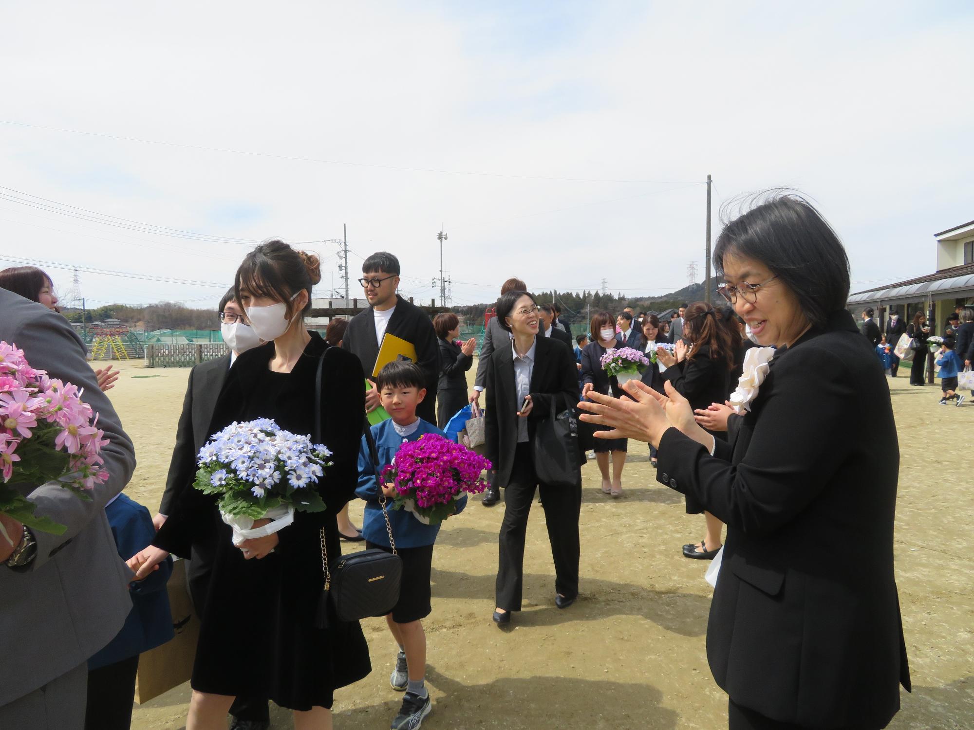 先生達の花道でお別れです。元気でね。