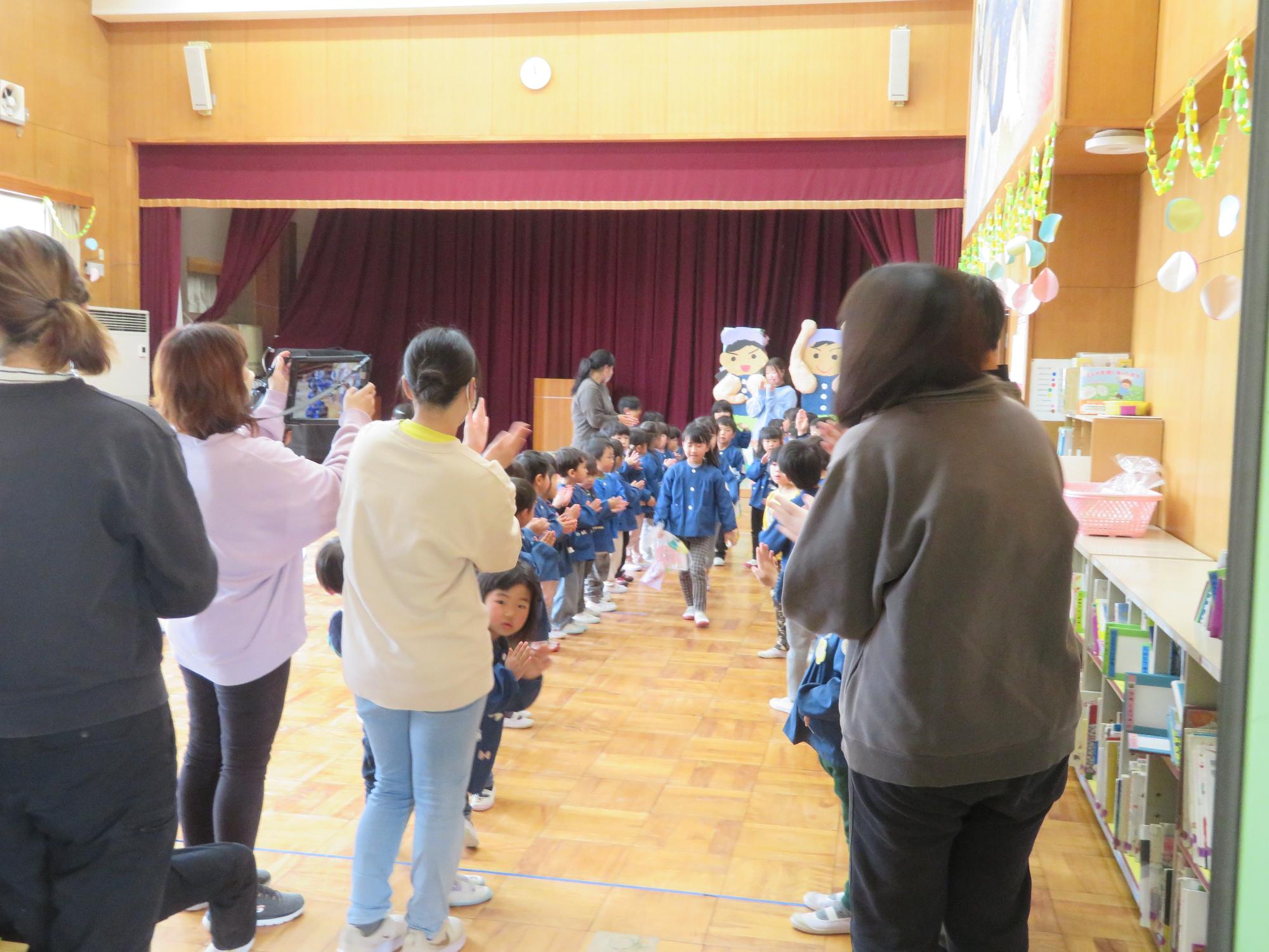 会も終わり年長さんが退場します。在園児、職員の花道を通って笑顔で退場しました。