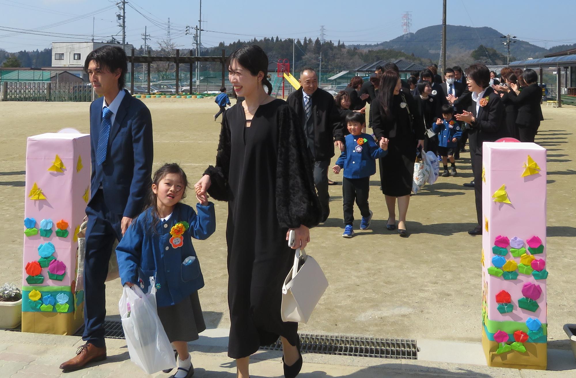 親子で手をつなぎ卒園