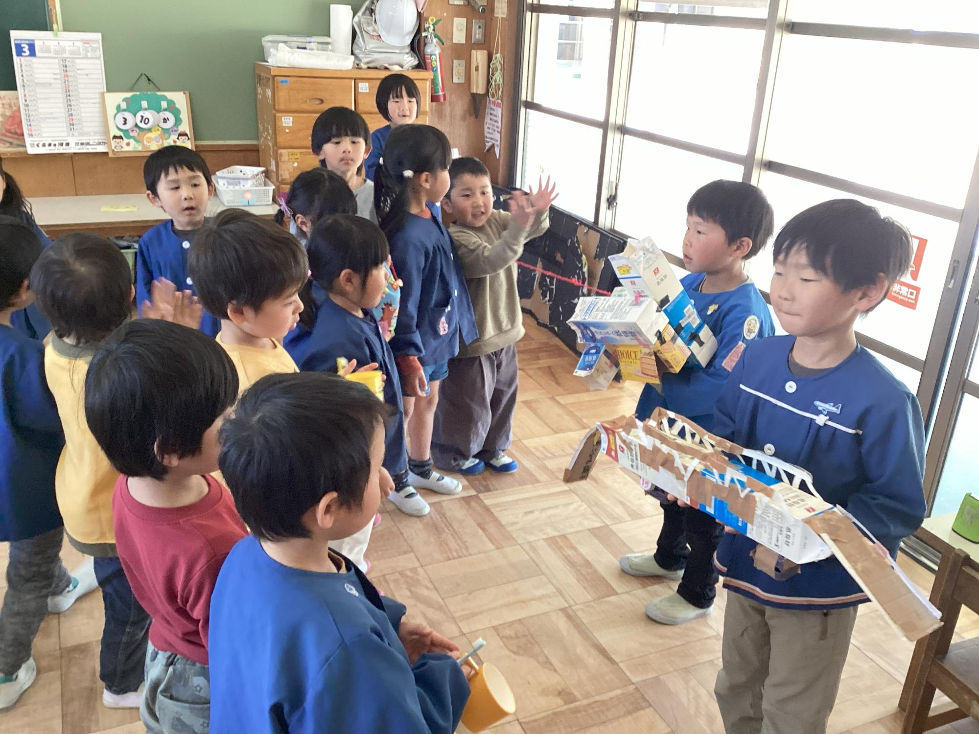 廃材で鉄橋を作った子もいました。