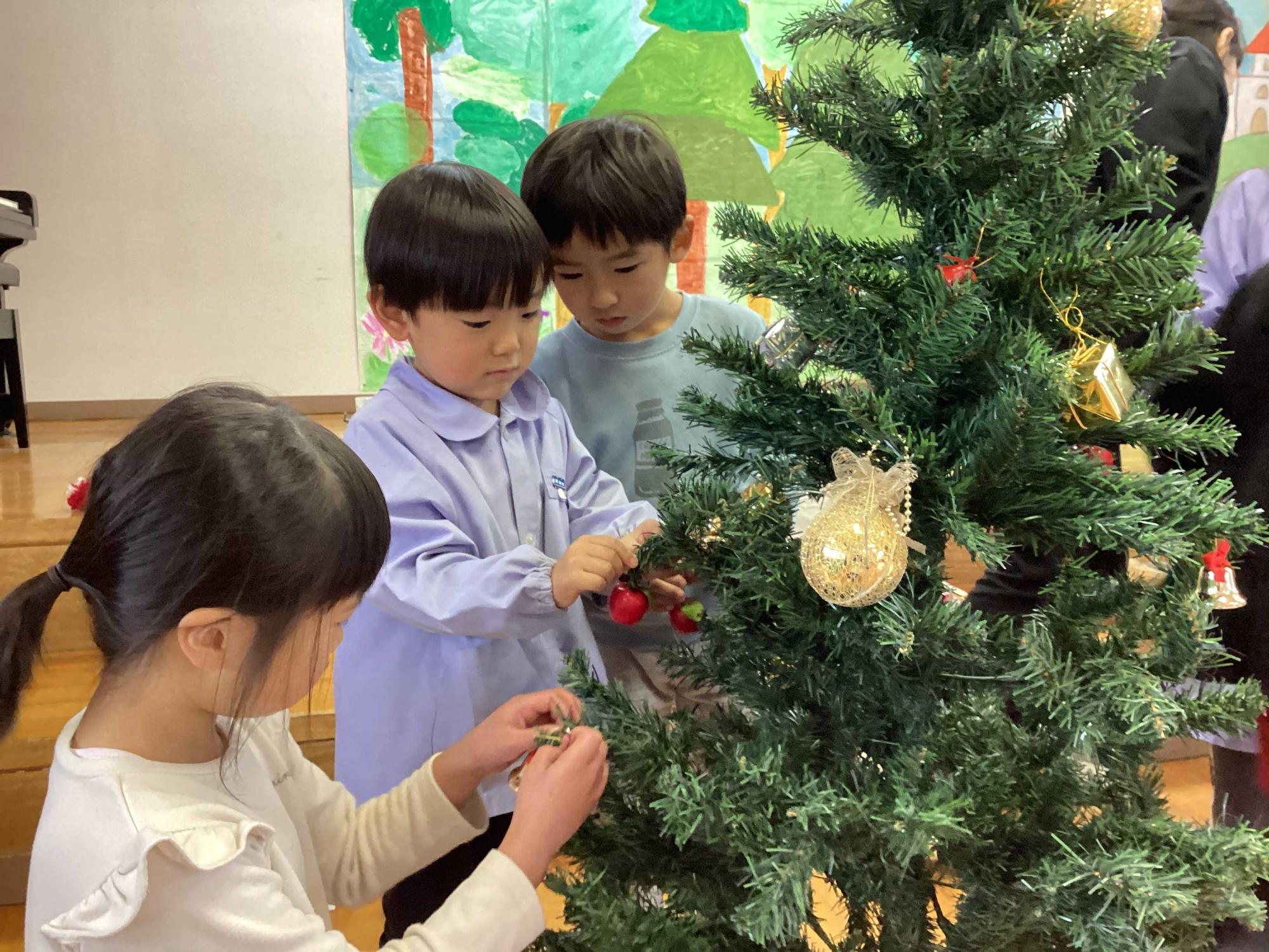 クリスマスツリー飾り付け