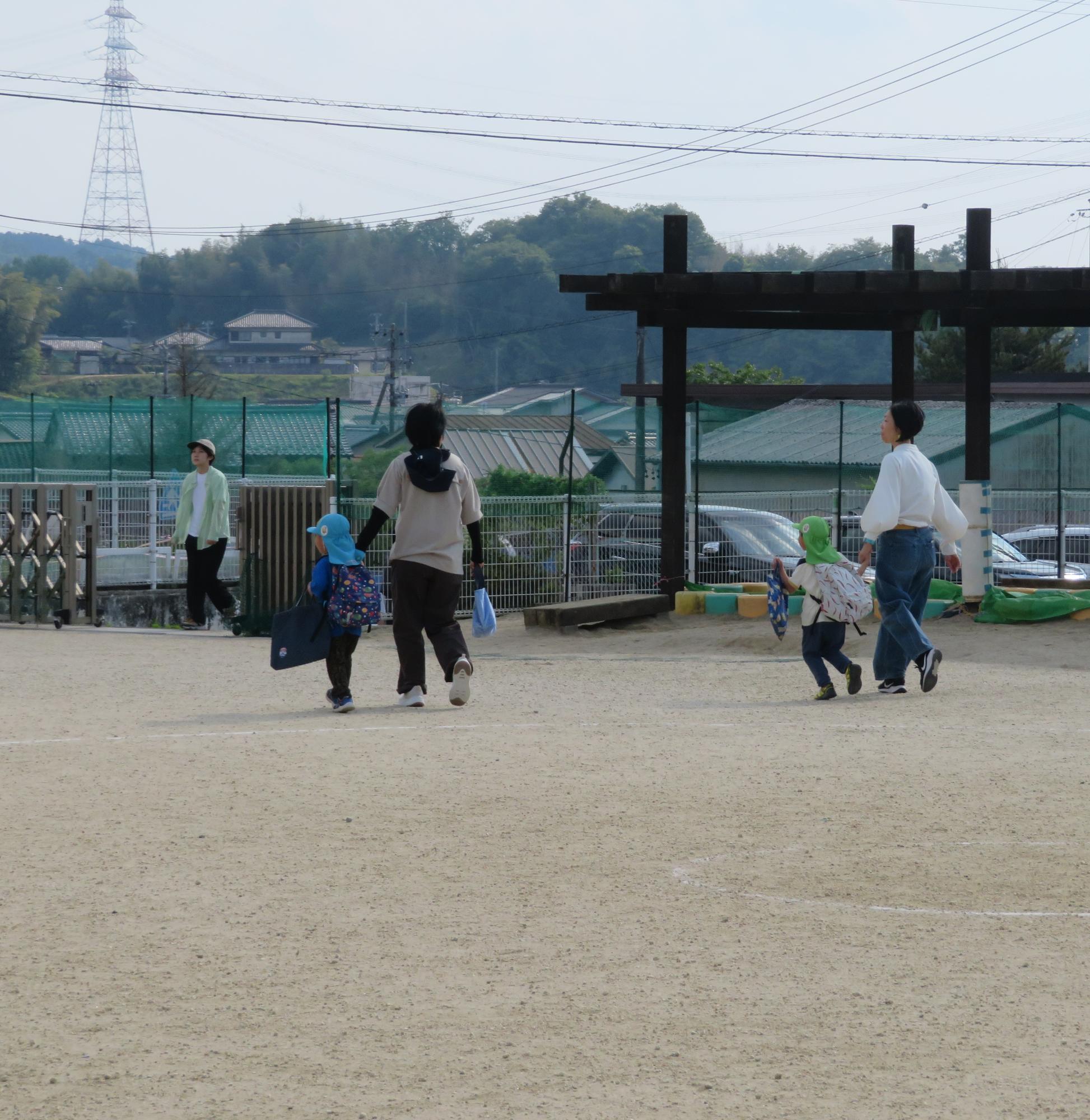 親子で手をつないで足早に帰宅しました。