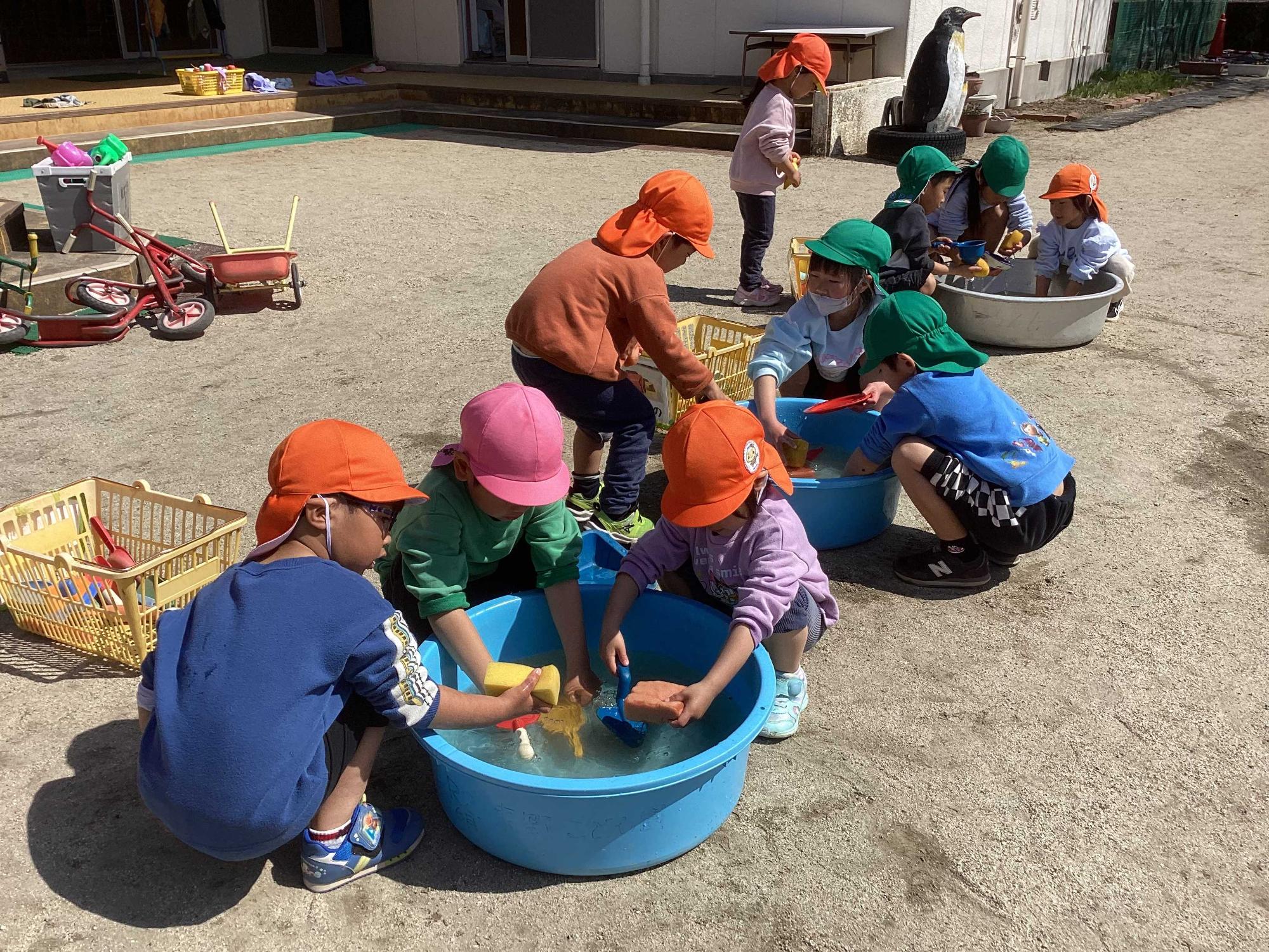 おもちゃを洗う