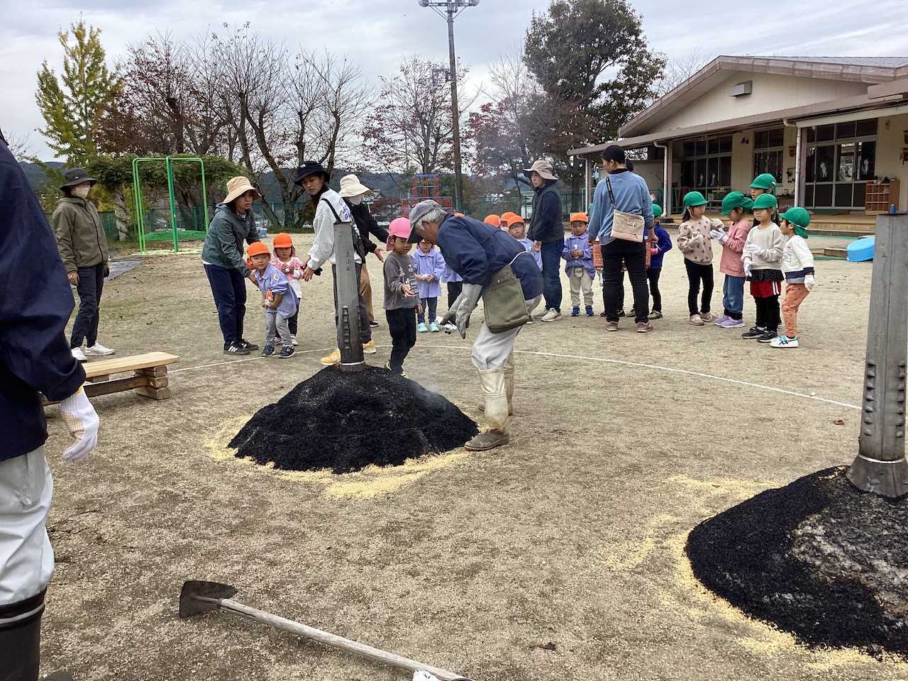 黒くなったもみ殻
