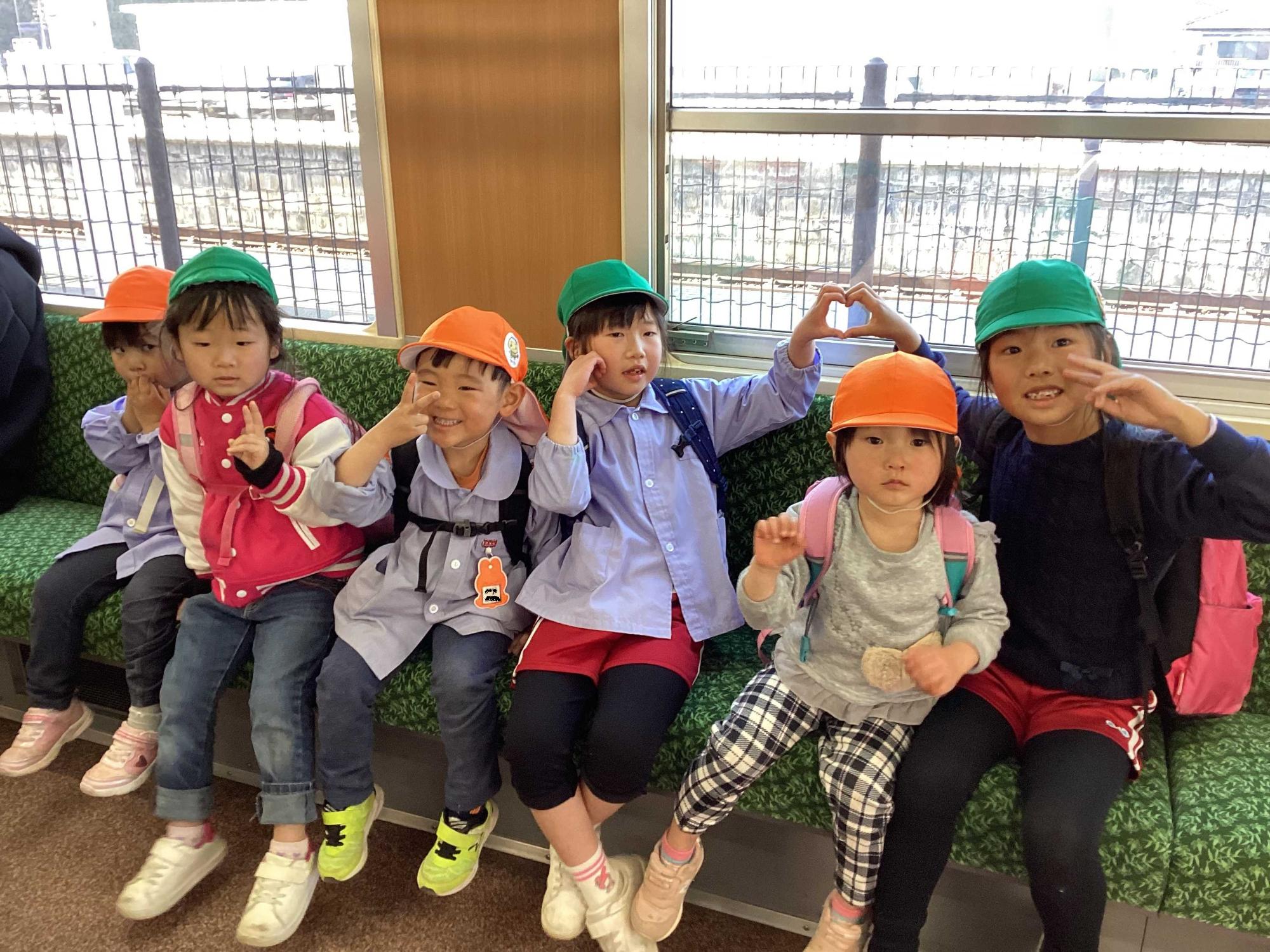 電車の中は楽しいな